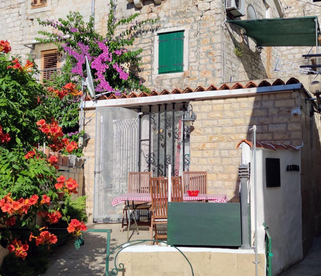 Apartment Alena With Terrace And Garden Center Jelsa Jelsa  Kültér fotó